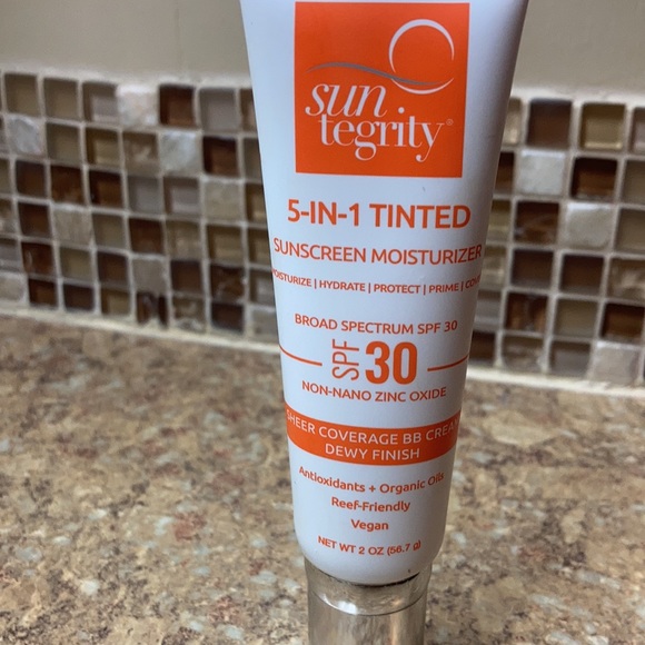 Suntegrity 5-in-1 tinted moisturizer - Picture 2 of 4
